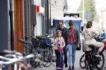 Amsterdam 28 augustus 2021
Hans Teeuwen met zijn vriendin en dochter op straat in Amsterdam zuid.