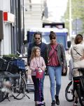 Amsterdam 28 augustus 2021
Hans Teeuwen met zijn vriendin en dochter op straat in Amsterdam zuid.