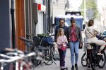 Amsterdam 28 augustus 2021
Hans Teeuwen met zijn vriendin en dochter op straat in Amsterdam zuid.