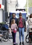 Amsterdam 28 augustus 2021
Hans Teeuwen met zijn vriendin en dochter op straat in Amsterdam zuid.