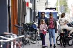 Amsterdam 28 augustus 2021
Hans Teeuwen met zijn vriendin en dochter op straat in Amsterdam zuid.