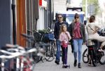 Amsterdam 28 augustus 2021
Hans Teeuwen met zijn vriendin en dochter op straat in Amsterdam zuid.