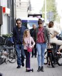 Amsterdam 28 augustus 2021
Hans Teeuwen met zijn vriendin en dochter op straat in Amsterdam zuid.