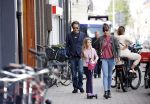 Amsterdam 28 augustus 2021
Hans Teeuwen met zijn vriendin en dochter op straat in Amsterdam zuid.