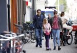 Amsterdam 28 augustus 2021
Hans Teeuwen met zijn vriendin en dochter op straat in Amsterdam zuid.