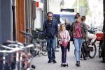 Amsterdam 28 augustus 2021
Hans Teeuwen met zijn vriendin en dochter op straat in Amsterdam zuid.