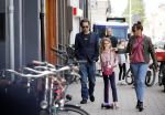 Amsterdam 28 augustus 2021
Hans Teeuwen met zijn vriendin en dochter op straat in Amsterdam zuid.