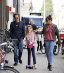 Amsterdam 28 augustus 2021
Hans Teeuwen met zijn vriendin en dochter op straat in Amsterdam zuid.
