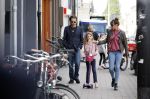 Amsterdam 28 augustus 2021
Hans Teeuwen met zijn vriendin en dochter op straat in Amsterdam zuid.