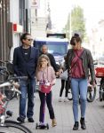 Amsterdam 28 augustus 2021
Hans Teeuwen met zijn vriendin en dochter op straat in Amsterdam zuid.
