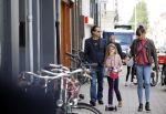 Amsterdam 28 augustus 2021
Hans Teeuwen met zijn vriendin en dochter op straat in Amsterdam zuid.