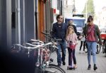 Amsterdam 28 augustus 2021
Hans Teeuwen met zijn vriendin en dochter op straat in Amsterdam zuid.