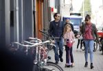 Amsterdam 28 augustus 2021
Hans Teeuwen met zijn vriendin en dochter op straat in Amsterdam zuid.