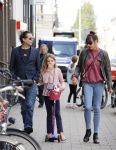 Amsterdam 28 augustus 2021
Hans Teeuwen met zijn vriendin en dochter op straat in Amsterdam zuid.