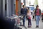 Amsterdam 28 augustus 2021
Hans Teeuwen met zijn vriendin en dochter op straat in Amsterdam zuid.