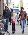 Amsterdam 28 augustus 2021
Hans Teeuwen met zijn vriendin en dochter op straat in Amsterdam zuid.