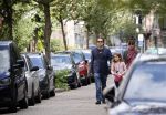 Amsterdam 28 augustus 2021
Hans Teeuwen met zijn vriendin en dochter op straat in Amsterdam zuid.