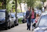 Amsterdam 28 augustus 2021
Hans Teeuwen met zijn vriendin en dochter op straat in Amsterdam zuid.
