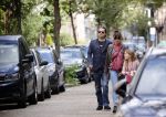 Amsterdam 28 augustus 2021
Hans Teeuwen met zijn vriendin en dochter op straat in Amsterdam zuid.