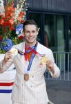 Den Haag 10 augustus 2021
De olympische sporters die een medaille hebben gewonnen op de olympische spelen van Tokyo worden geeerd door oa Mark Rutte en Minister Stef Blok. De huldiging vint plaats in het sportcentrum in het zuiderpark.
Aanwezig oa  Sifan Hassan Harrie Lavreysen  Kiran Badloe Annemiek v d Vleuten Niek Kimmann Shanne Braspennincx Abdi Nageeye Jeffrey Hoogland Gabriella Schloesser Steve Wijler Arno Kamminga Sharon v Rouwendaal Tom Dumoulin Anouk Vetter Femke Bol Nouchka Fontijn Merel Smulders Sanne v Dijke Maikel v d Vleuten Kirsten Wild Annemiek Bekkering Annette Duetz Emma Oosterwegel Marit Bouwmeester Anna v d Breggen Roy v d Berg , heren 4 roeien , dames 2 roeien, heren 4x 400m  en het nederlands dames hockeyteam .Ook chef de Mission Pieter v d Hoogenband is er natuurlijk bij .