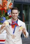 Den Haag 10 augustus 2021
De olympische sporters die een medaille hebben gewonnen op de olympische spelen van Tokyo worden geeerd door oa Mark Rutte en Minister Stef Blok. De huldiging vint plaats in het sportcentrum in het zuiderpark.
Aanwezig oa  Sifan Hassan Harrie Lavreysen  Kiran Badloe Annemiek v d Vleuten Niek Kimmann Shanne Braspennincx Abdi Nageeye Jeffrey Hoogland Gabriella Schloesser Steve Wijler Arno Kamminga Sharon v Rouwendaal Tom Dumoulin Anouk Vetter Femke Bol Nouchka Fontijn Merel Smulders Sanne v Dijke Maikel v d Vleuten Kirsten Wild Annemiek Bekkering Annette Duetz Emma Oosterwegel Marit Bouwmeester Anna v d Breggen Roy v d Berg , heren 4 roeien , dames 2 roeien, heren 4x 400m  en het nederlands dames hockeyteam .Ook chef de Mission Pieter v d Hoogenband is er natuurlijk bij .