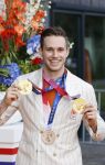Den Haag 10 augustus 2021
De olympische sporters die een medaille hebben gewonnen op de olympische spelen van Tokyo worden geeerd door oa Mark Rutte en Minister Stef Blok. De huldiging vint plaats in het sportcentrum in het zuiderpark.
Aanwezig oa  Sifan Hassan Harrie Lavreysen  Kiran Badloe Annemiek v d Vleuten Niek Kimmann Shanne Braspennincx Abdi Nageeye Jeffrey Hoogland Gabriella Schloesser Steve Wijler Arno Kamminga Sharon v Rouwendaal Tom Dumoulin Anouk Vetter Femke Bol Nouchka Fontijn Merel Smulders Sanne v Dijke Maikel v d Vleuten Kirsten Wild Annemiek Bekkering Annette Duetz Emma Oosterwegel Marit Bouwmeester Anna v d Breggen Roy v d Berg , heren 4 roeien , dames 2 roeien, heren 4x 400m  en het nederlands dames hockeyteam .Ook chef de Mission Pieter v d Hoogenband is er natuurlijk bij .