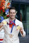 Den Haag 10 augustus 2021
De olympische sporters die een medaille hebben gewonnen op de olympische spelen van Tokyo worden geeerd door oa Mark Rutte en Minister Stef Blok. De huldiging vint plaats in het sportcentrum in het zuiderpark.
Aanwezig oa  Sifan Hassan Harrie Lavreysen  Kiran Badloe Annemiek v d Vleuten Niek Kimmann Shanne Braspennincx Abdi Nageeye Jeffrey Hoogland Gabriella Schloesser Steve Wijler Arno Kamminga Sharon v Rouwendaal Tom Dumoulin Anouk Vetter Femke Bol Nouchka Fontijn Merel Smulders Sanne v Dijke Maikel v d Vleuten Kirsten Wild Annemiek Bekkering Annette Duetz Emma Oosterwegel Marit Bouwmeester Anna v d Breggen Roy v d Berg , heren 4 roeien , dames 2 roeien, heren 4x 400m  en het nederlands dames hockeyteam .Ook chef de Mission Pieter v d Hoogenband is er natuurlijk bij .