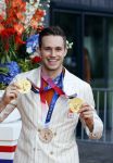 Den Haag 10 augustus 2021
De olympische sporters die een medaille hebben gewonnen op de olympische spelen van Tokyo worden geeerd door oa Mark Rutte en Minister Stef Blok. De huldiging vint plaats in het sportcentrum in het zuiderpark.
Aanwezig oa  Sifan Hassan Harrie Lavreysen  Kiran Badloe Annemiek v d Vleuten Niek Kimmann Shanne Braspennincx Abdi Nageeye Jeffrey Hoogland Gabriella Schloesser Steve Wijler Arno Kamminga Sharon v Rouwendaal Tom Dumoulin Anouk Vetter Femke Bol Nouchka Fontijn Merel Smulders Sanne v Dijke Maikel v d Vleuten Kirsten Wild Annemiek Bekkering Annette Duetz Emma Oosterwegel Marit Bouwmeester Anna v d Breggen Roy v d Berg , heren 4 roeien , dames 2 roeien, heren 4x 400m  en het nederlands dames hockeyteam .Ook chef de Mission Pieter v d Hoogenband is er natuurlijk bij .