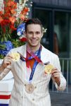 Den Haag 10 augustus 2021
De olympische sporters die een medaille hebben gewonnen op de olympische spelen van Tokyo worden geeerd door oa Mark Rutte en Minister Stef Blok. De huldiging vint plaats in het sportcentrum in het zuiderpark.
Aanwezig oa  Sifan Hassan Harrie Lavreysen  Kiran Badloe Annemiek v d Vleuten Niek Kimmann Shanne Braspennincx Abdi Nageeye Jeffrey Hoogland Gabriella Schloesser Steve Wijler Arno Kamminga Sharon v Rouwendaal Tom Dumoulin Anouk Vetter Femke Bol Nouchka Fontijn Merel Smulders Sanne v Dijke Maikel v d Vleuten Kirsten Wild Annemiek Bekkering Annette Duetz Emma Oosterwegel Marit Bouwmeester Anna v d Breggen Roy v d Berg , heren 4 roeien , dames 2 roeien, heren 4x 400m  en het nederlands dames hockeyteam .Ook chef de Mission Pieter v d Hoogenband is er natuurlijk bij .
