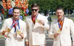 Den Haag 10 augustus 2021
De olympische sporters die een medaille hebben gewonnen op de olympische spelen van Tokyo worden geeerd door oa Mark Rutte en Minister Stef Blok. De huldiging vint plaats in het sportcentrum in het zuiderpark.
Aanwezig oa  Sifan Hassan Harrie Lavreysen  Kiran Badloe Annemiek v d Vleuten Niek Kimmann Shanne Braspennincx Abdi Nageeye Jeffrey Hoogland Gabriella Schloesser Steve Wijler Arno Kamminga Sharon v Rouwendaal Tom Dumoulin Anouk Vetter Femke Bol Nouchka Fontijn Merel Smulders Sanne v Dijke Maikel v d Vleuten Kirsten Wild Annemiek Bekkering Annette Duetz Emma Oosterwegel Marit Bouwmeester Anna v d Breggen Roy v d Berg , heren 4 roeien , dames 2 roeien, heren 4x 400m  en het nederlands dames hockeyteam .Ook chef de Mission Pieter v d Hoogenband is er natuurlijk bij .