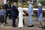 Amsterdam 21 augustus 2021
Jaap Jongbloes is getrouwd met zijn vriendin Inge Baken .
Inge werd door haar vader weg gegeven. Ze gingen met een boot de grachten van Amsterdam op.