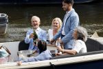 Amsterdam 21 augustus 2021
Jaap Jongbloes is getrouwd met zijn vriendin Inge Baken .
Inge werd door haar vader weg gegeven. Ze gingen met een boot de grachten van Amsterdam op.