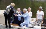 Amsterdam 21 augustus 2021
Jaap Jongbloes is getrouwd met zijn vriendin Inge Baken .
Inge werd door haar vader weg gegeven. Ze gingen met een boot de grachten van Amsterdam op.