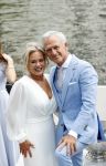 Amsterdam 21 augustus 2021
Jaap Jongbloes is getrouwd met zijn vriendin Inge Baken .
Inge werd door haar vader weg gegeven. Ze gingen met een boot de grachten van Amsterdam op.