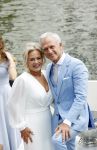 Amsterdam 21 augustus 2021
Jaap Jongbloes is getrouwd met zijn vriendin Inge Baken .
Inge werd door haar vader weg gegeven. Ze gingen met een boot de grachten van Amsterdam op.