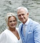 Amsterdam 21 augustus 2021
Jaap Jongbloes is getrouwd met zijn vriendin Inge Baken .
Inge werd door haar vader weg gegeven. Ze gingen met een boot de grachten van Amsterdam op.