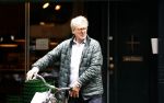 Amsterdam 9 augustus 2021
Jeroen Krabbe doet boodschappen op de fiets