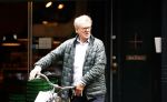 Amsterdam 9 augustus 2021
Jeroen Krabbe doet boodschappen op de fiets