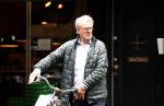Amsterdam 9 augustus 2021
Jeroen Krabbe doet boodschappen op de fiets