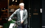 Amsterdam 9 augustus 2021
Jeroen Krabbe doet boodschappen op de fiets
