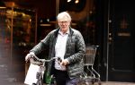 Amsterdam 9 augustus 2021
Jeroen Krabbe doet boodschappen op de fiets