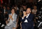 Amsterdam 26 augustus 2021
Presentatie magazine van het DeLaMar theater . Joop v d Ende geeft toespraak . Simone Kleinsma kreeg het eerste exemplaar. Joop en Janine