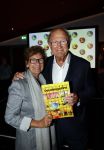 Amsterdam 26 augustus 2021
Presentatie magazine van het DeLaMar theater . Joop v d Ende geeft toespraak . Simone Kleinsma kreeg het eerste exemplaar. Joop en Janine