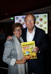 Amsterdam 26 augustus 2021
Presentatie magazine van het DeLaMar theater . Joop v d Ende geeft toespraak . Simone Kleinsma kreeg het eerste exemplaar. Joop en Janine