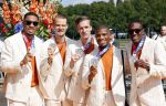 Den Haag 10 augustus 2021
De olympische sporters die een medaille hebben gewonnen op de olympische spelen van Tokyo worden geeerd door oa Mark Rutte en Minister Stef Blok. De huldiging vint plaats in het sportcentrum in het zuiderpark.
Aanwezig oa  Sifan Hassan Harrie Lavreysen  Kiran Badloe Annemiek v d Vleuten Niek Kimmann Shanne Braspennincx Abdi Nageeye Jeffrey Hoogland Gabriella Schloesser Steve Wijler Arno Kamminga Sharon v Rouwendaal Tom Dumoulin Anouk Vetter Femke Bol Nouchka Fontijn Merel Smulders Sanne v Dijke Maikel v d Vleuten Kirsten Wild Annemiek Bekkering Annette Duetz Emma Oosterwegel Marit Bouwmeester Anna v d Breggen Roy v d Berg , heren 4 roeien , dames 2 roeien, heren 4x 400m  en het nederlands dames hockeyteam .Ook chef de Mission Pieter v d Hoogenband is er natuurlijk bij . 4x 400 meter Liemarvin Bonevacia Jochem Dobber Tony v Diepen Terrence Agard en Ramsey Angela