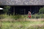 Eefde 12 augustus 2021
Matthijs v Nieuwkerk en zijn vriendin Martha Riemsma vieren vakantie bij het vakantiehuis van Matthijs