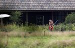 Eefde 12 augustus 2021
Matthijs v Nieuwkerk en zijn vriendin Martha Riemsma vieren vakantie bij het vakantiehuis van Matthijs