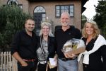 Noordwijk 4 september 2021
Martien Meiland viert zijn 60e verjaardag in de tuin van zijn nieuwe huis/villa. Aanwezig oa Erica Meiland Maxime Meiland (zwanger) met partner Leroy Molkenboer en Montana Meiland met partner Dirk .
Links de Klusjesman met partner en de neiwue eigenaren van het oude huis van Martien