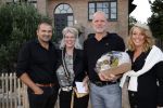 Noordwijk 4 september 2021
Martien Meiland viert zijn 60e verjaardag in de tuin van zijn nieuwe huis/villa. Aanwezig oa Erica Meiland Maxime Meiland (zwanger) met partner Leroy Molkenboer en Montana Meiland met partner Dirk .
Links de Klusjesman met partner en de neiwue eigenaren van het oude huis van Martien