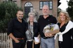 Noordwijk 4 september 2021
Martien Meiland viert zijn 60e verjaardag in de tuin van zijn nieuwe huis/villa. Aanwezig oa Erica Meiland Maxime Meiland (zwanger) met partner Leroy Molkenboer en Montana Meiland met partner Dirk .
Links de Klusjesman met partner en de neiwue eigenaren van het oude huis van Martien